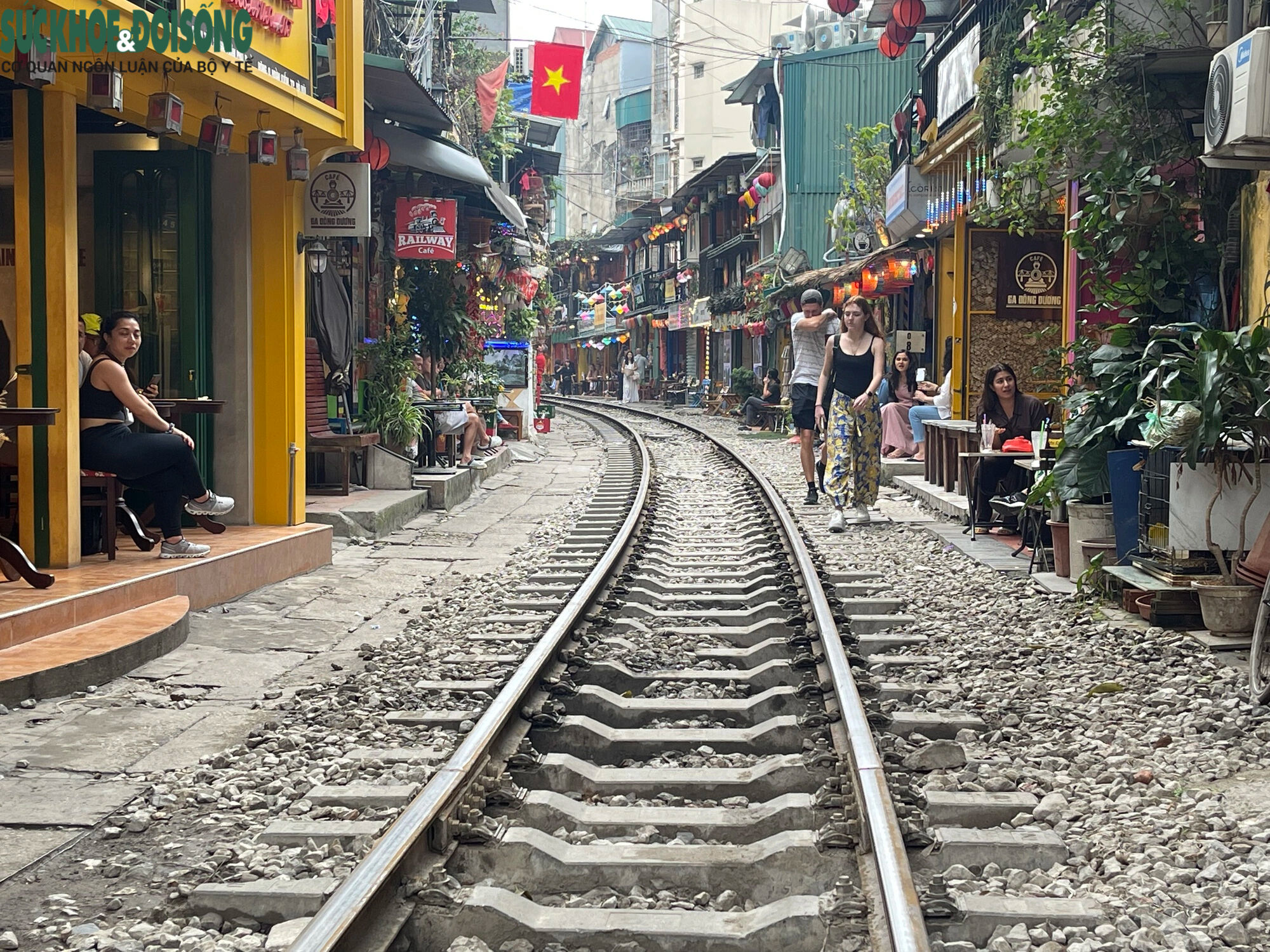 Start your Hanoi Travel with vibrant train vibes